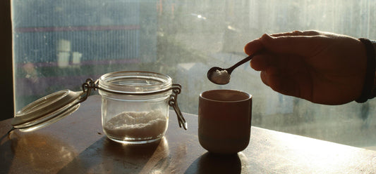 Zucchero nel Caffè: Una Maschera Che Copre la Sua Vera Essenza