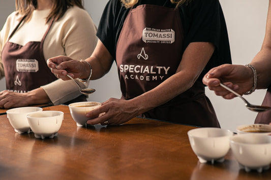 Come Effettuare al Meglio un Assaggio in Cupping di un Caffè Specialty Tomassi Specialty Coffee