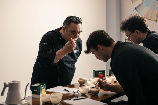 Emanuele e Andrè Tomassi assaggiano il caffè in torrefazione ad Aprilia